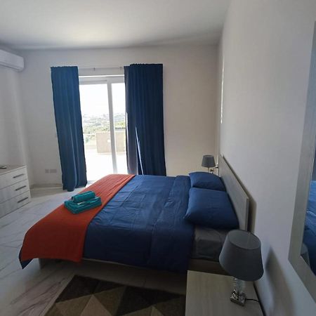 Blu-M Central Qormi Bagian luar foto