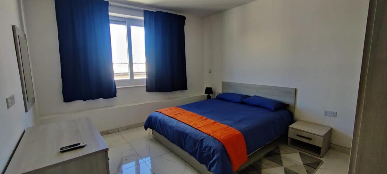Blu-M Central Qormi Bagian luar foto