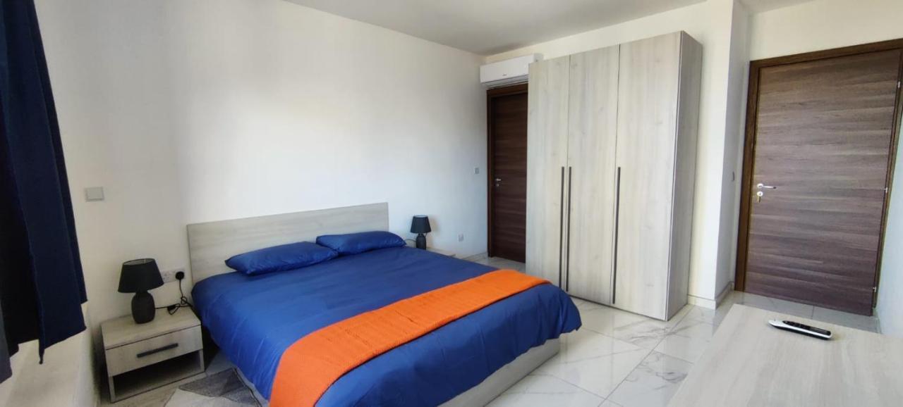 Blu-M Central Qormi Bagian luar foto