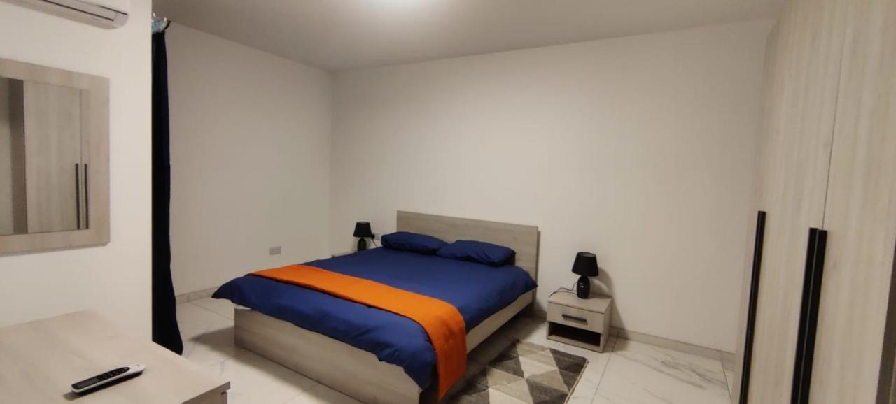 Blu-M Central Qormi Bagian luar foto