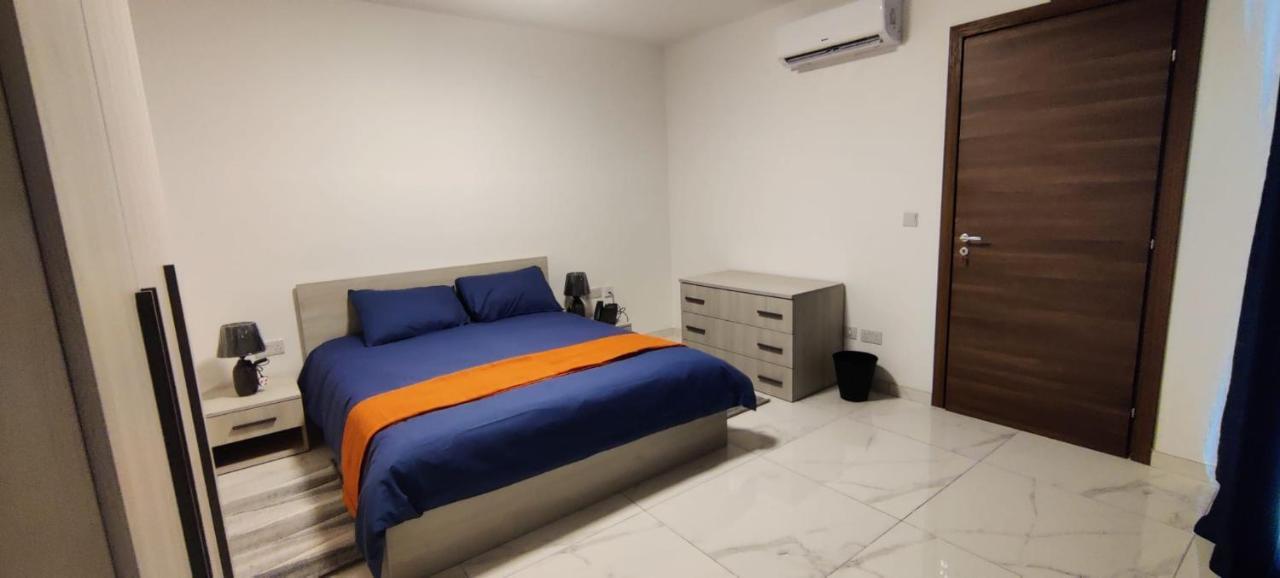 Blu-M Central Qormi Bagian luar foto