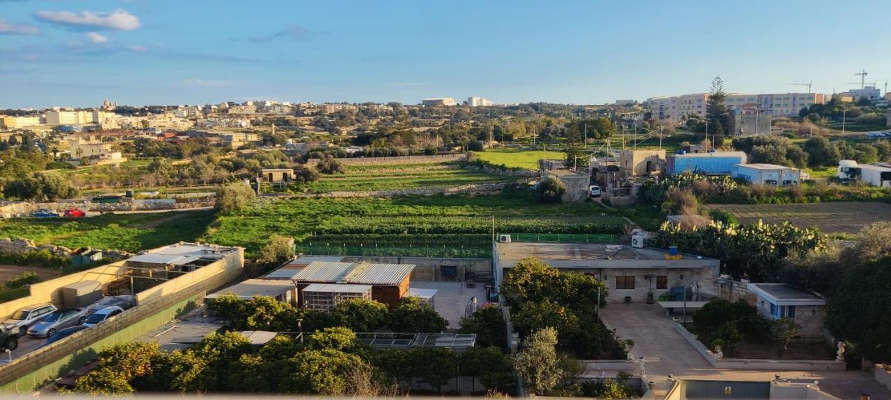 Blu-M Central Qormi Bagian luar foto