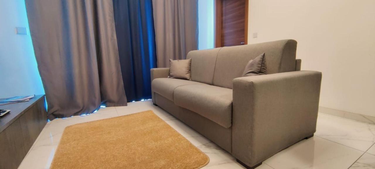 Blu-M Central Qormi Bagian luar foto
