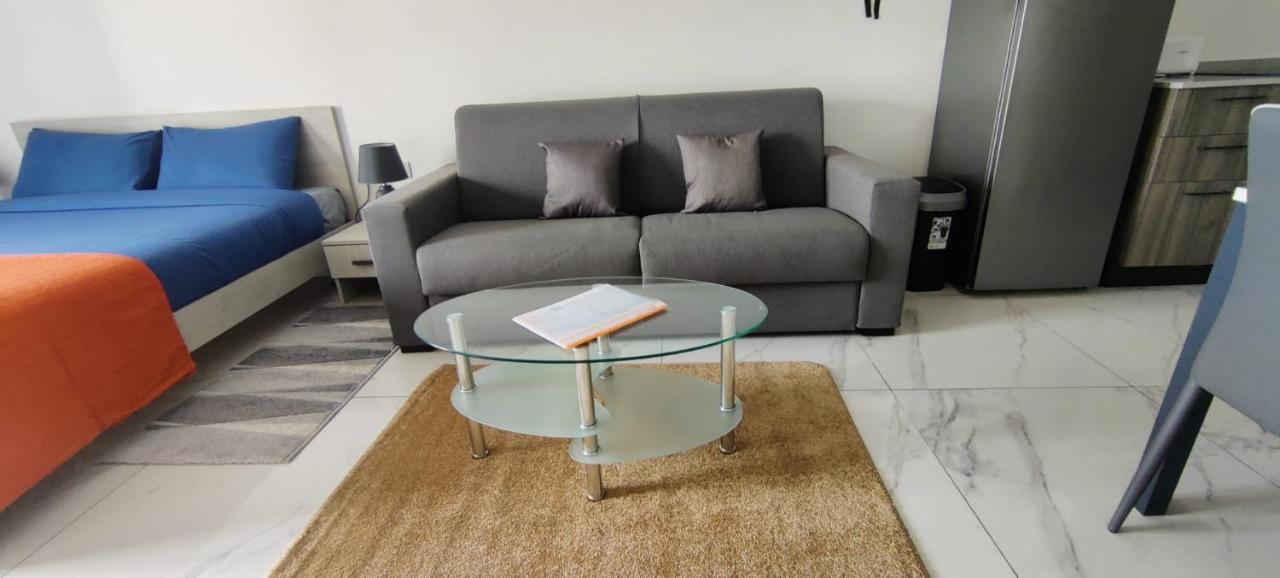 Blu-M Central Qormi Bagian luar foto