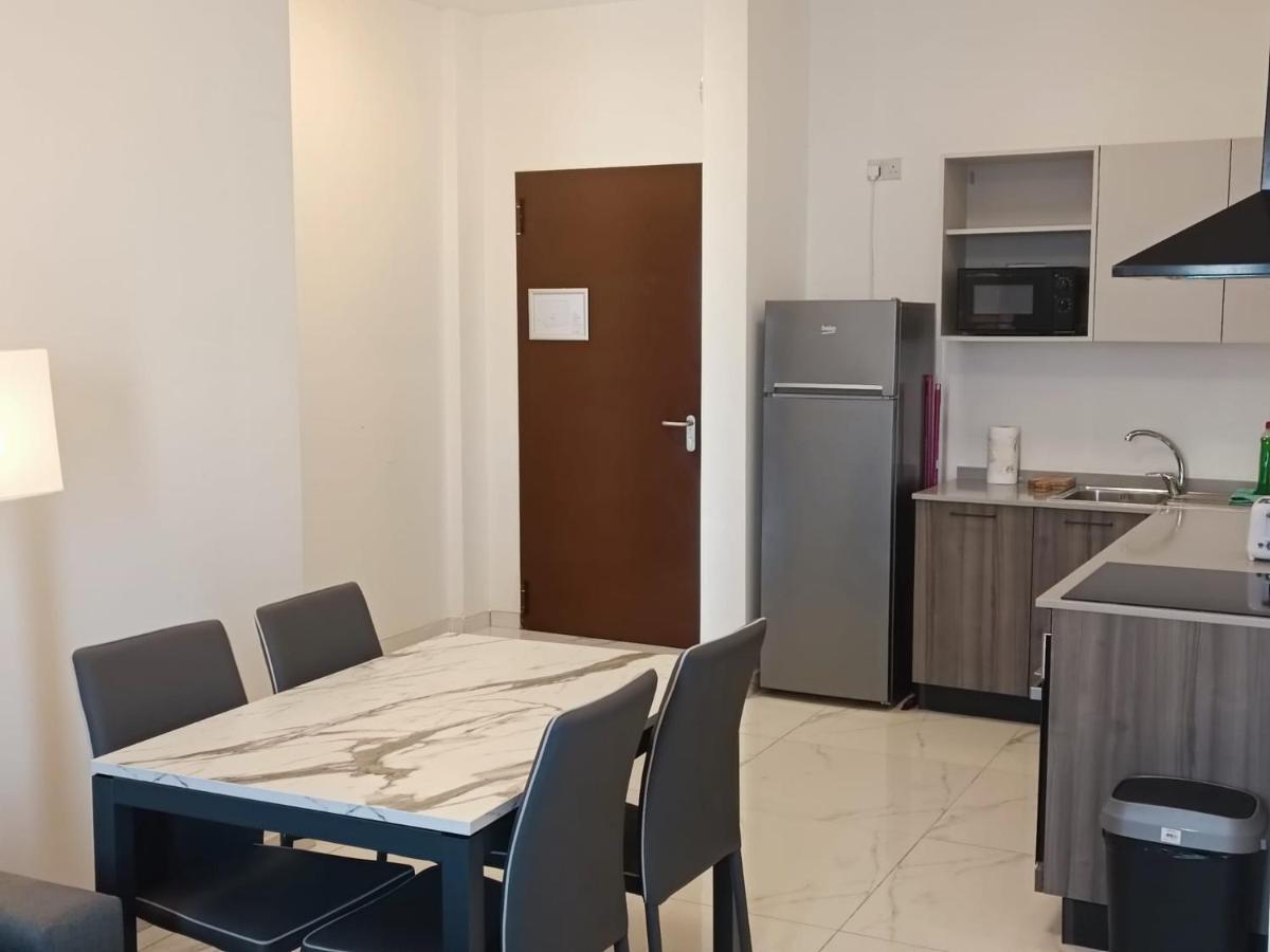 Blu-M Central Qormi Bagian luar foto