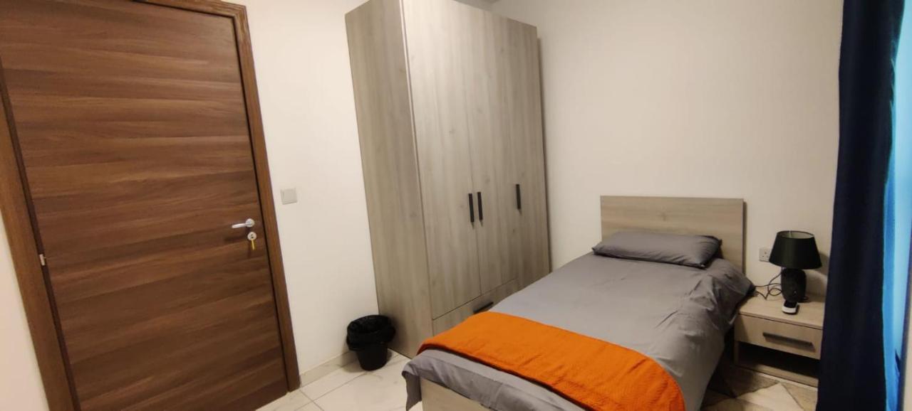 Blu-M Central Qormi Bagian luar foto