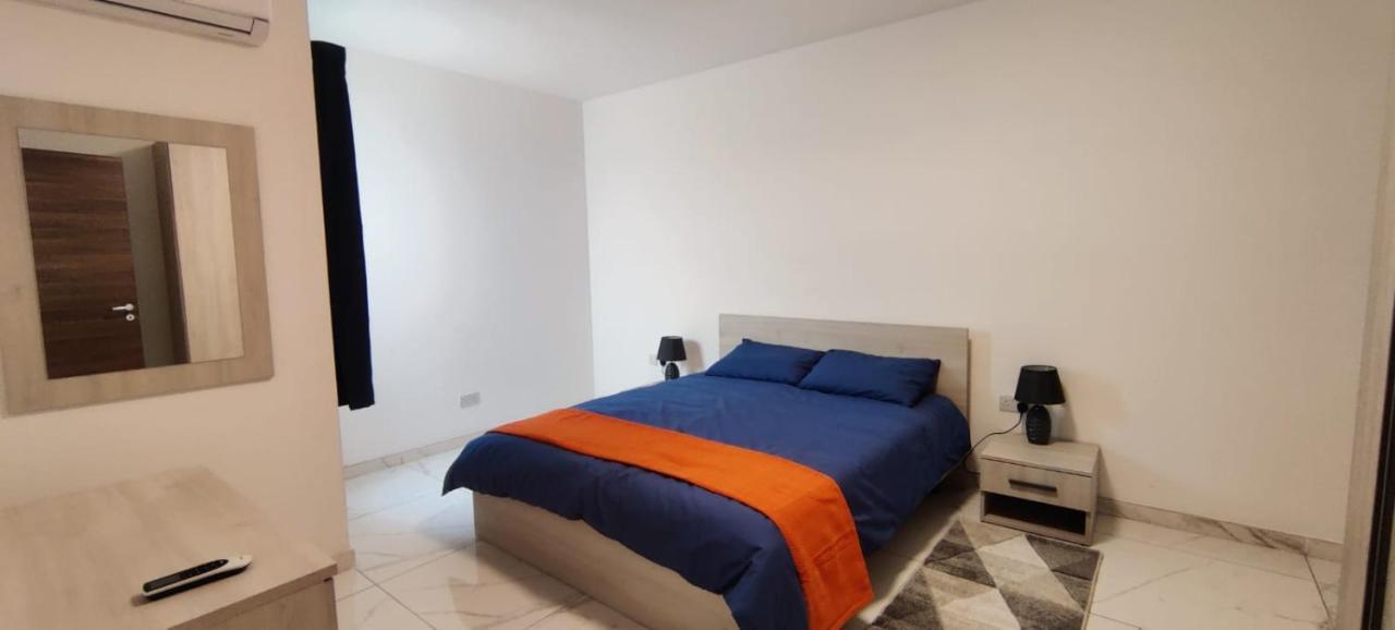 Blu-M Central Qormi Bagian luar foto