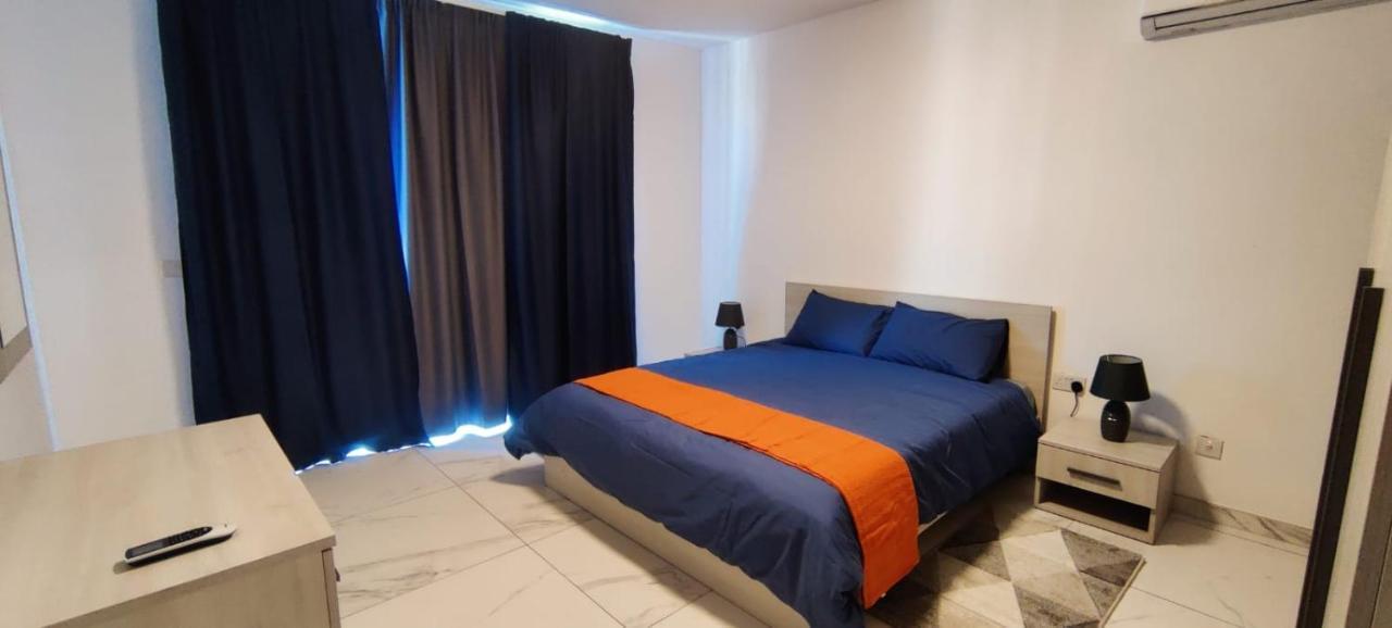 Blu-M Central Qormi Bagian luar foto