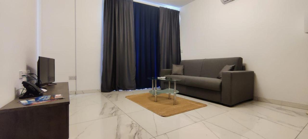 Blu-M Central Qormi Bagian luar foto