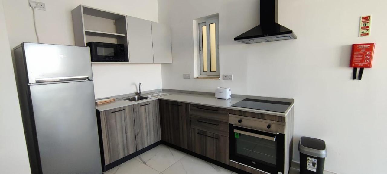 Blu-M Central Qormi Bagian luar foto