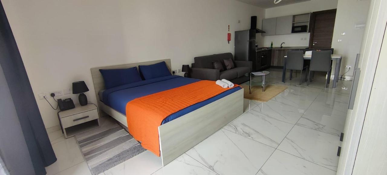 Blu-M Central Qormi Bagian luar foto