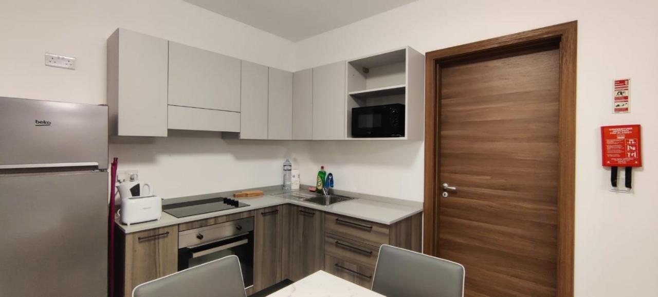 Blu-M Central Qormi Bagian luar foto