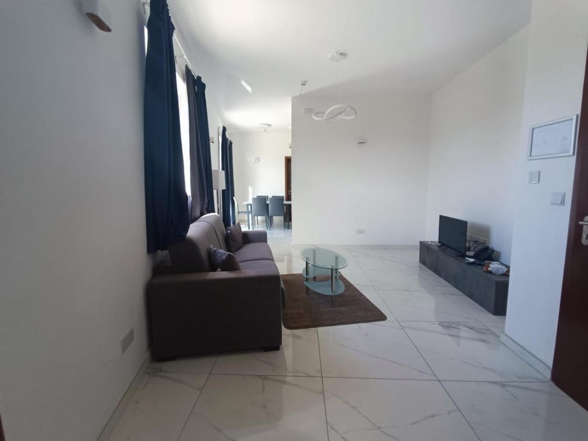 Blu-M Central Qormi Bagian luar foto