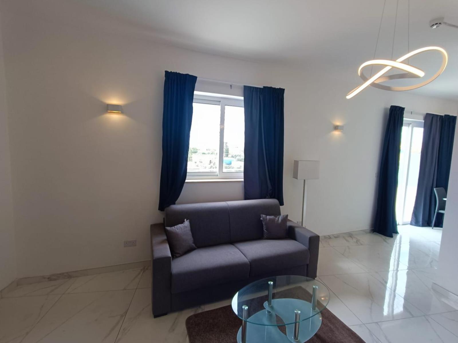 Blu-M Central Qormi Bagian luar foto