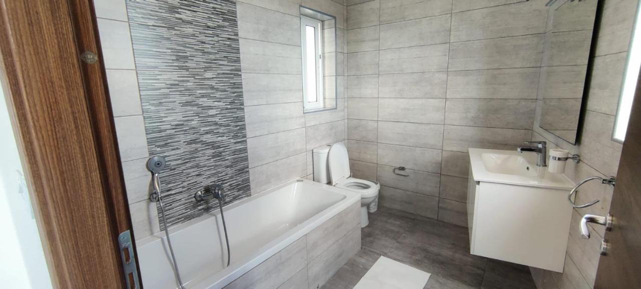 Blu-M Central Qormi Bagian luar foto
